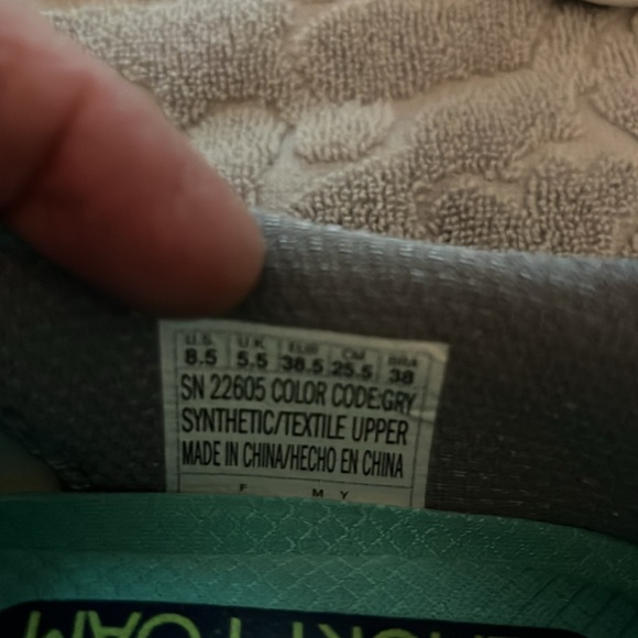 Sketchers air cooled memory foam sz 8.5 never worn - Picture 5 of 5